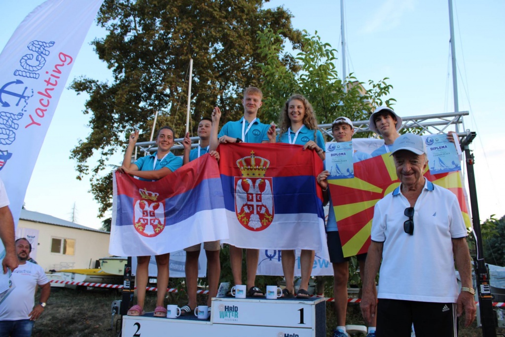 pobednici na postolju sa medaljama